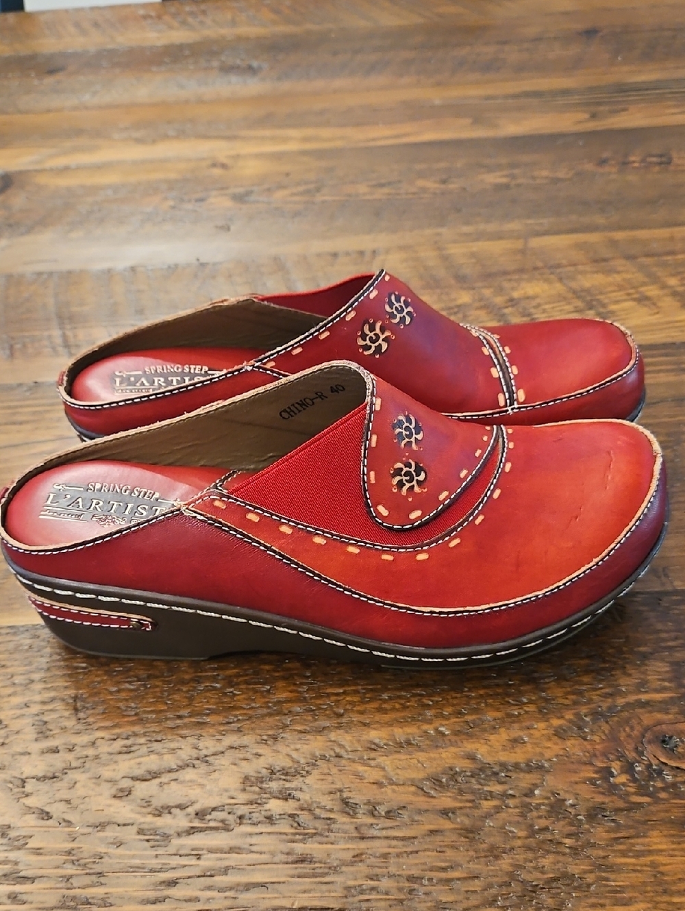 Worn Once L'Artiste Hand Painted Chino Red Leather Slip-On Clogs - Picture 2 of 9